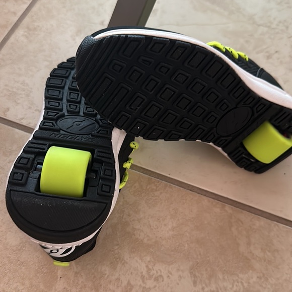 Boys HEELYS …..Size 13…..$70 - Picture 5 of 5